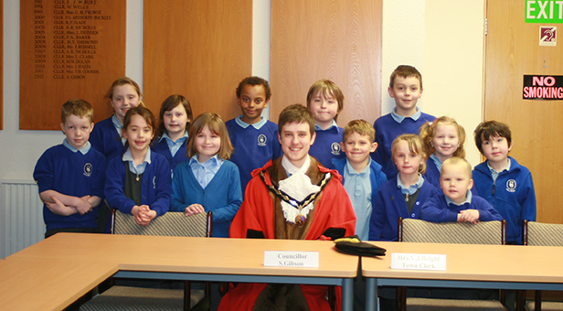 Mayor of Verwood meets Hillside School children