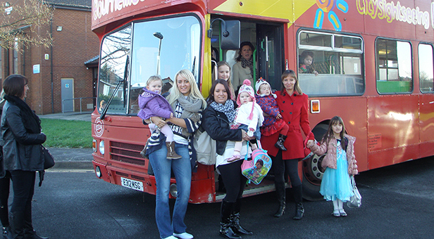 Gardbus with parents and toddlers