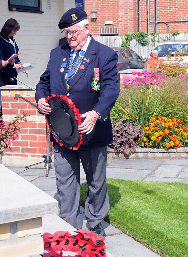 Mick Arnold MBE lays a wreath