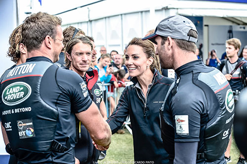 The Duchess of Cambridge meets the winning team, Land Rover BAR © ACEA 2016 RICARDO PINTO