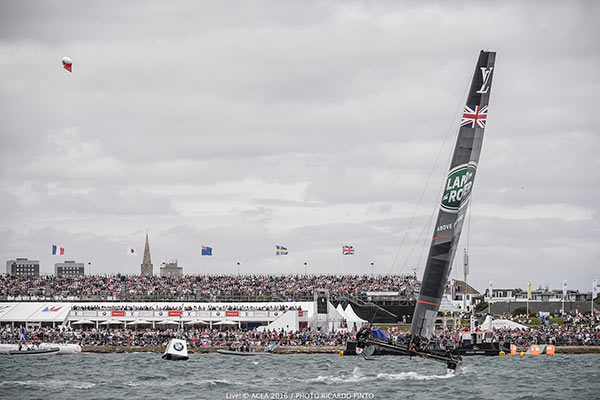 Land Rover BAR thrills thousands of spectators lining the shore at Portsmouth © ACEA 2016 Ricardo Pinto