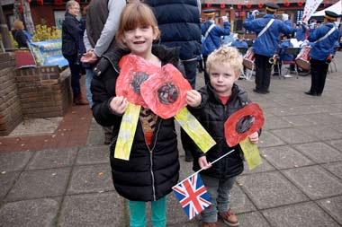 Sophie aged 7 from Ferndown First School and Jack aged 3 from Hopscotch Pre-School made some poppies for the parade