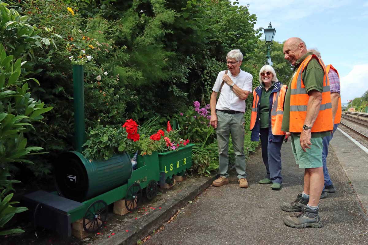 In Bloom judge Derek Beer visiting Harman’s Cross © Andrew P M Wright